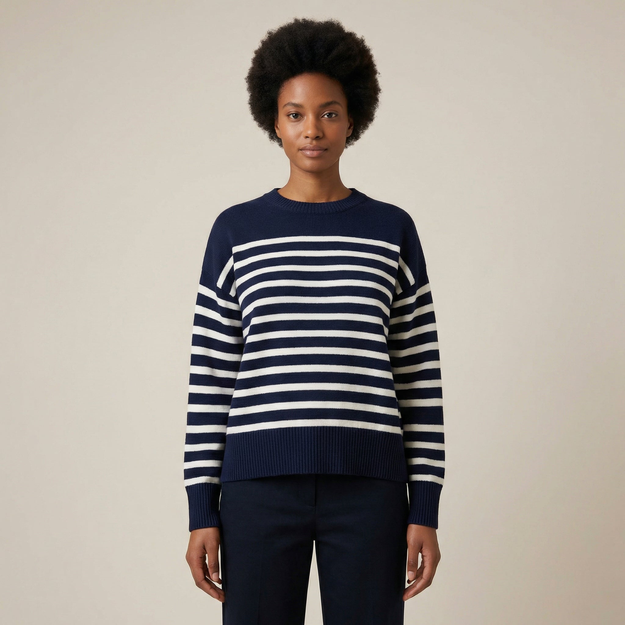 Pruhovaný pletený svetr s padlými rameny