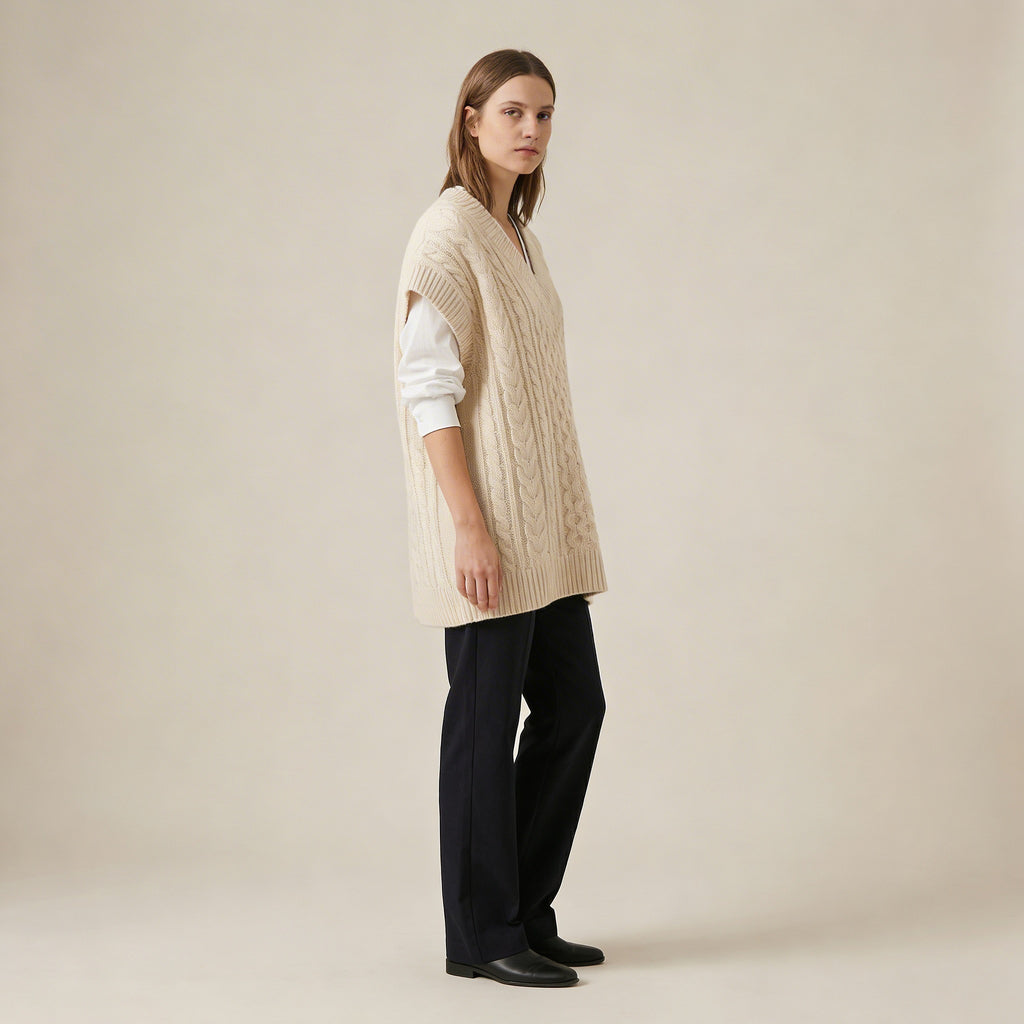 Pletená vesta s výstřihem do V a copánkovým vzorem