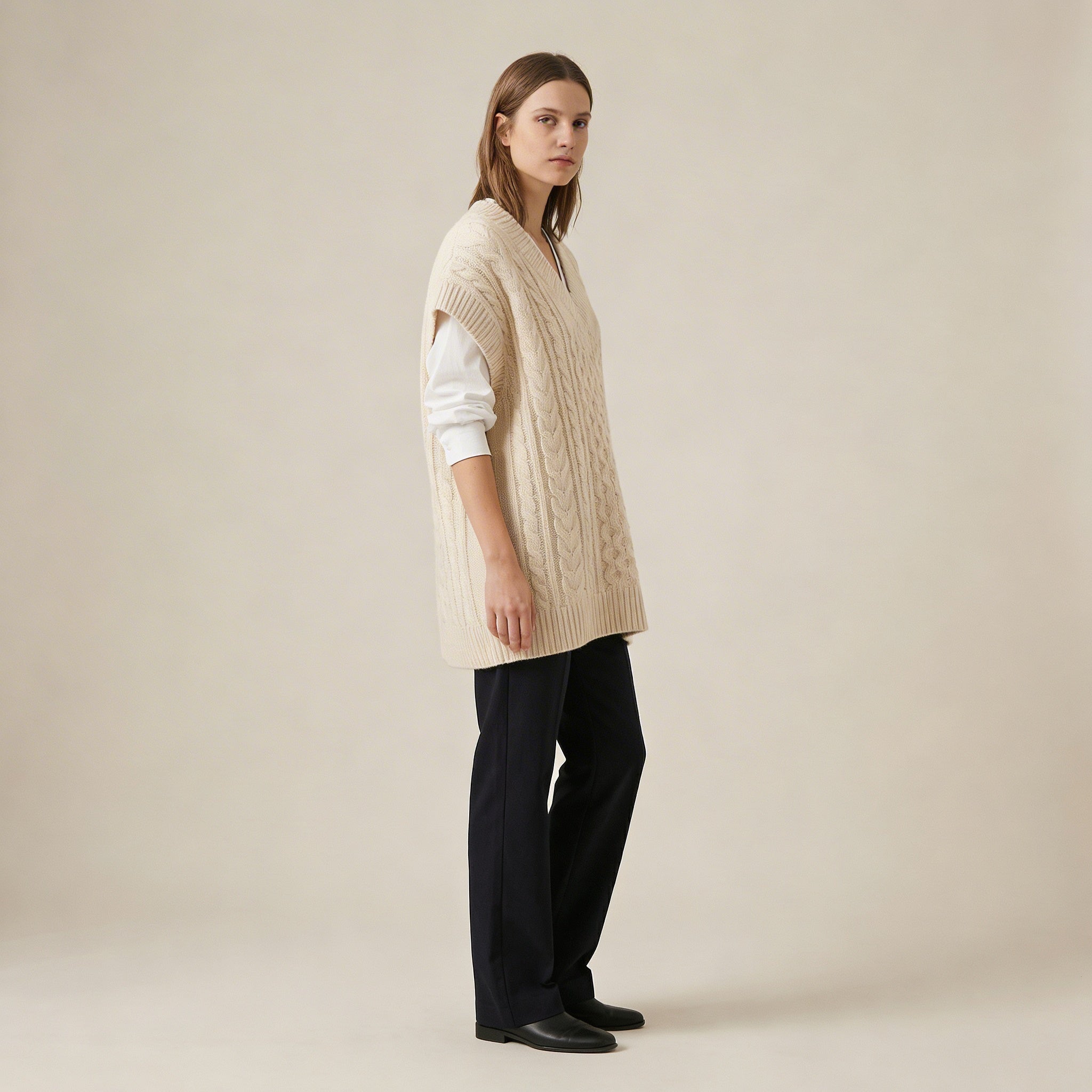 Pletená vesta s výstřihem do V a copánkovým vzorem