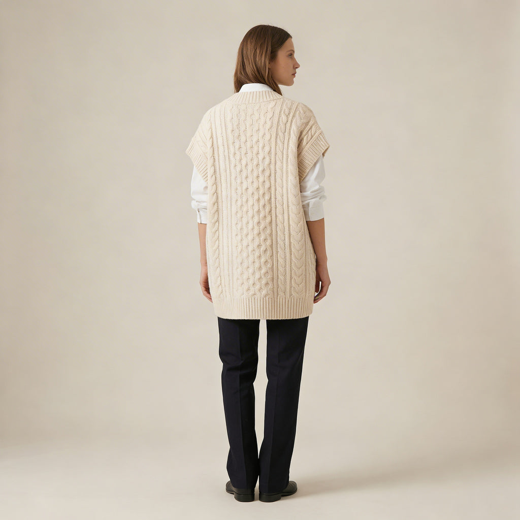 Pletená vesta s výstřihem do V a copánkovým vzorem