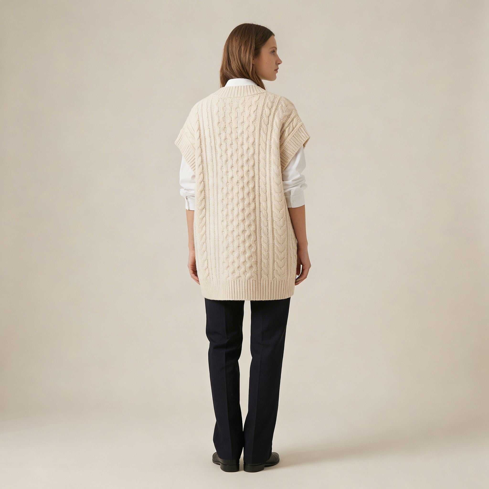 Pletená vesta s výstřihem do V a copánkovým vzorem