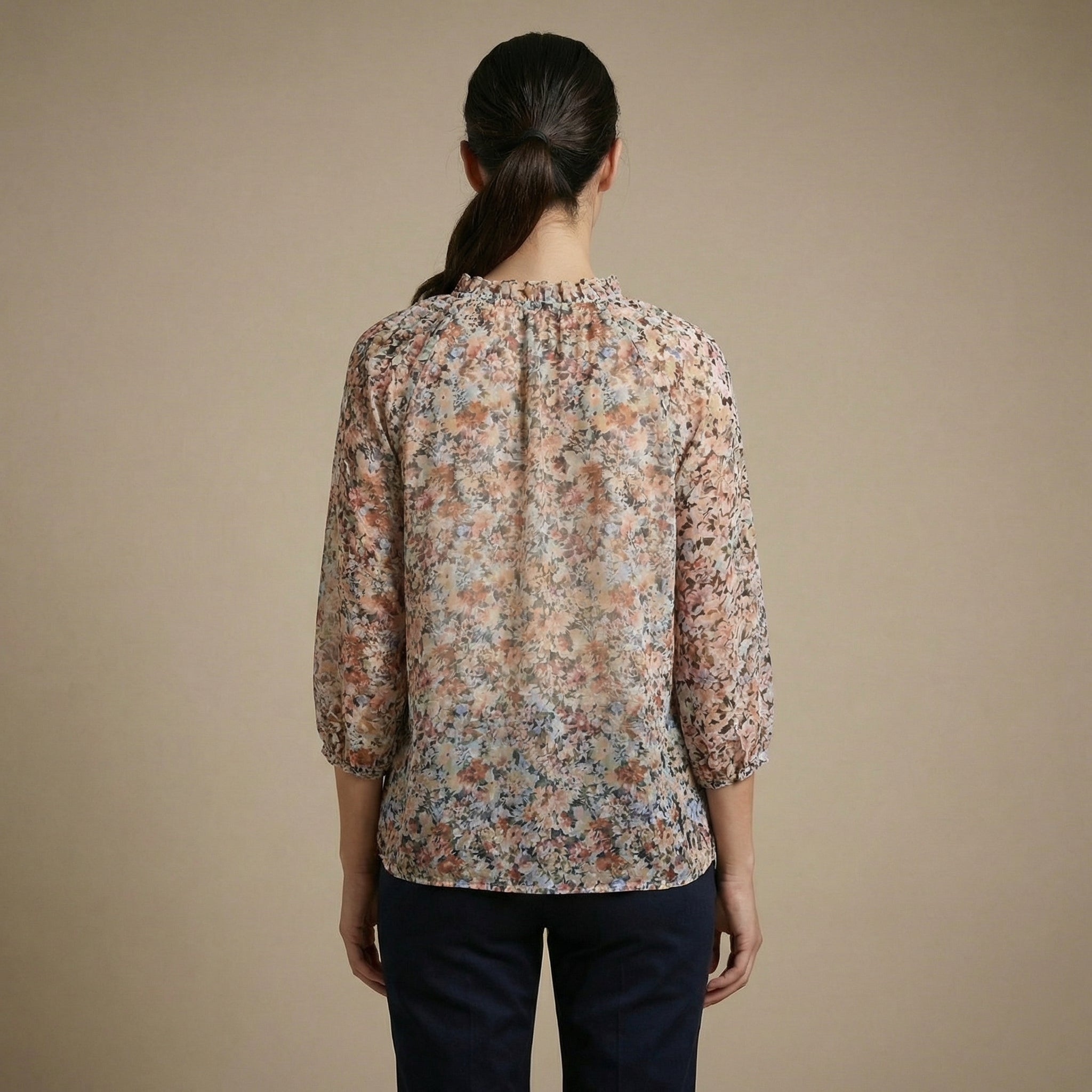 Dámská šifonová halenka s výstřihem do V a volány