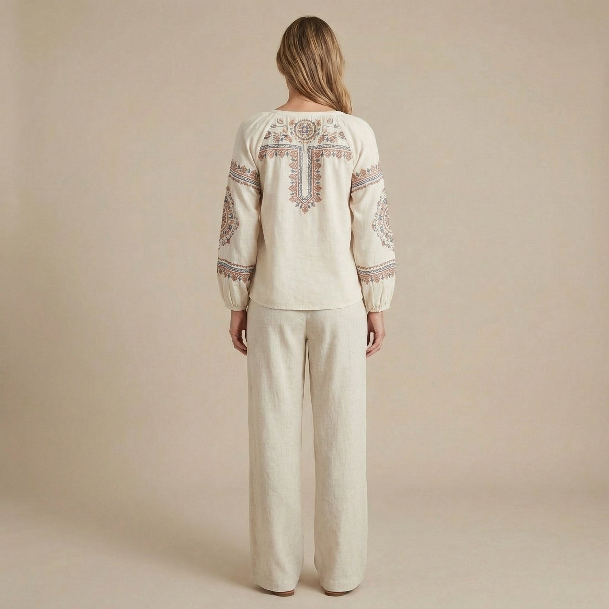 Vyšívaná halenka v boho stylu s ozdobnými střapci