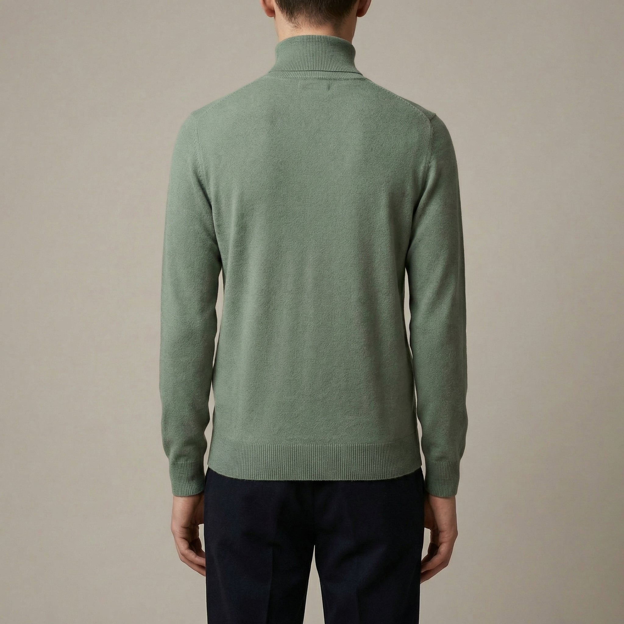 Jemně pletený rolák s žebrovanými manžetami