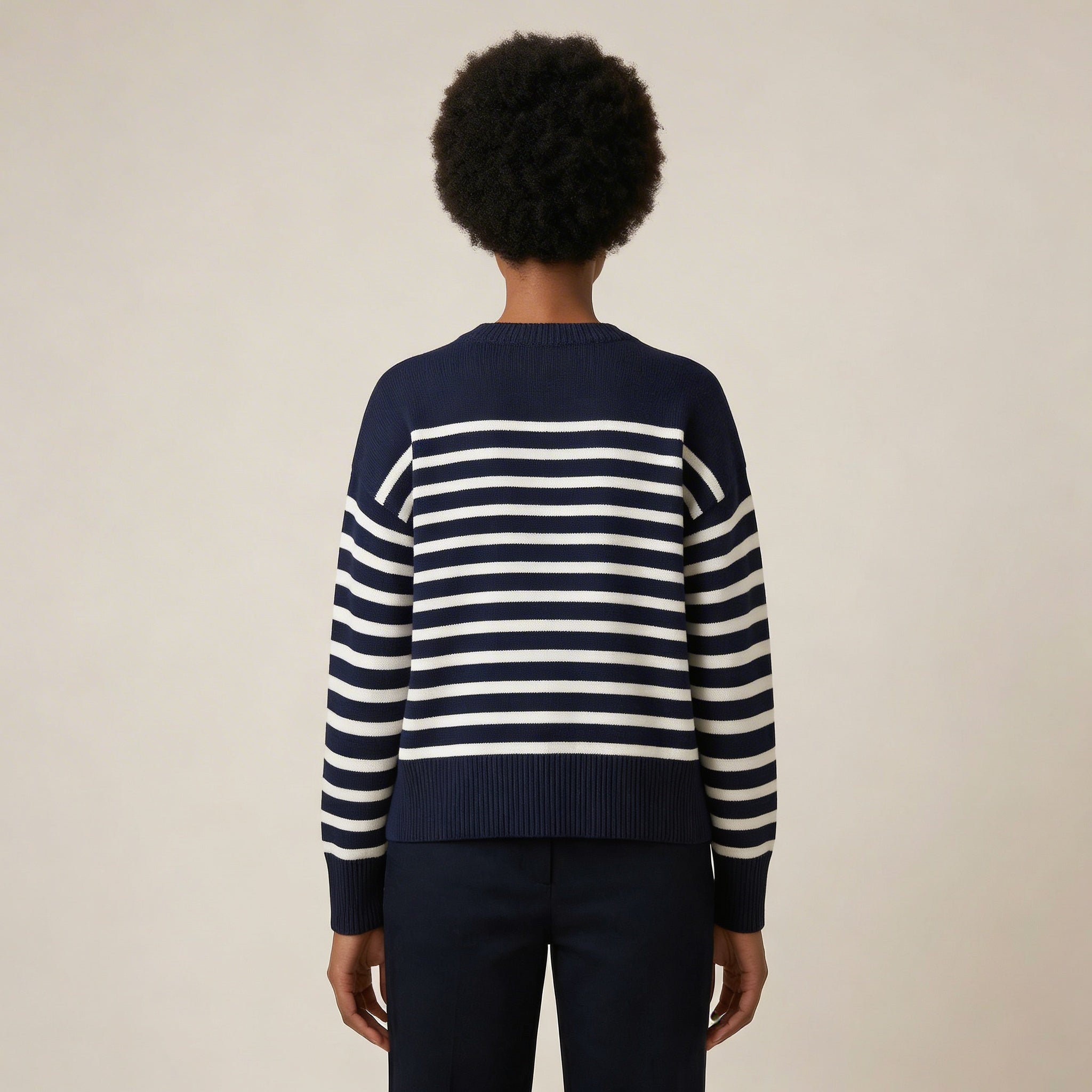 Pruhovaný pletený svetr s padlými rameny